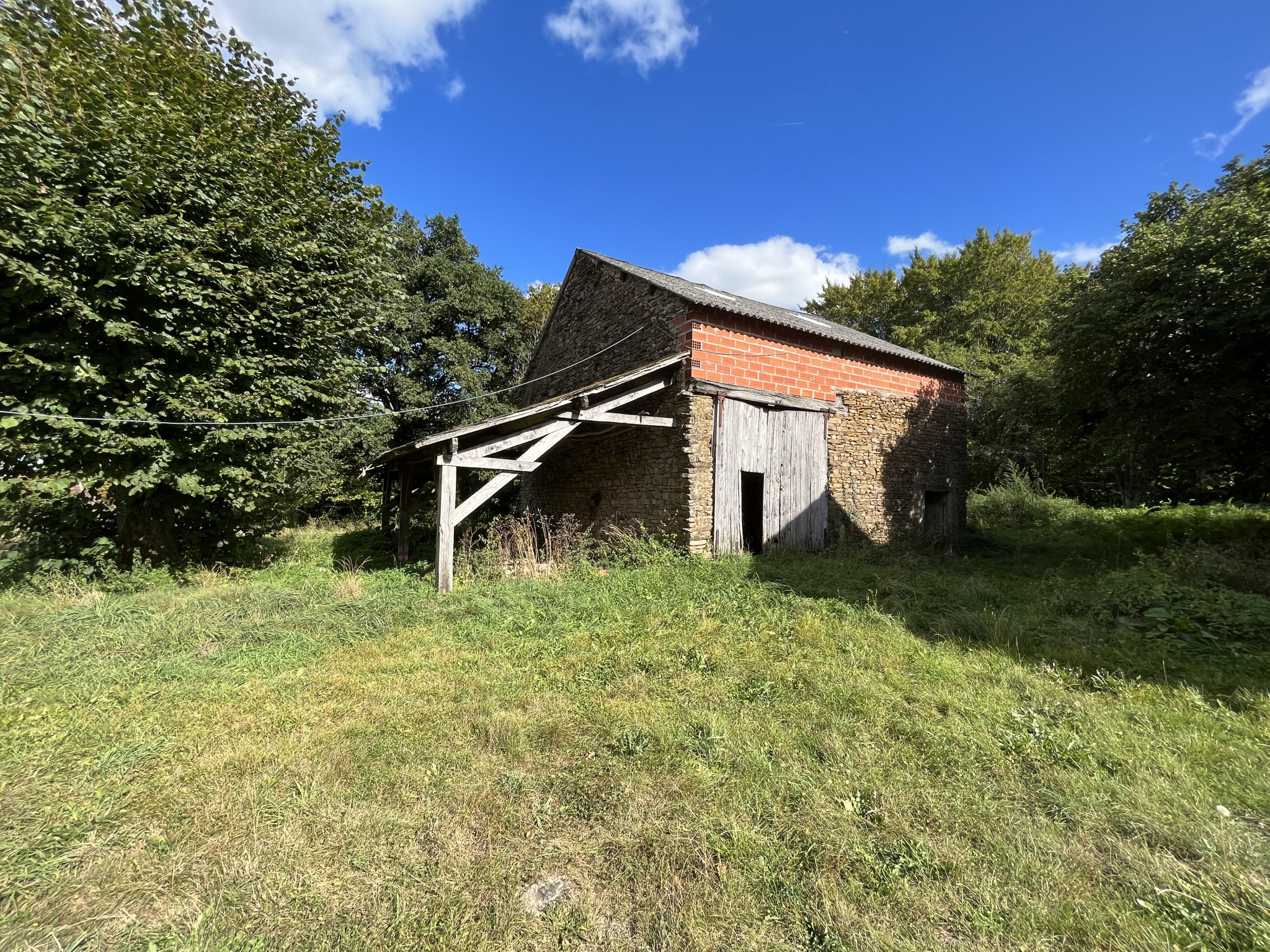 Grange a rénover de 68m2 sur 5000m2 avec petite maison en pl