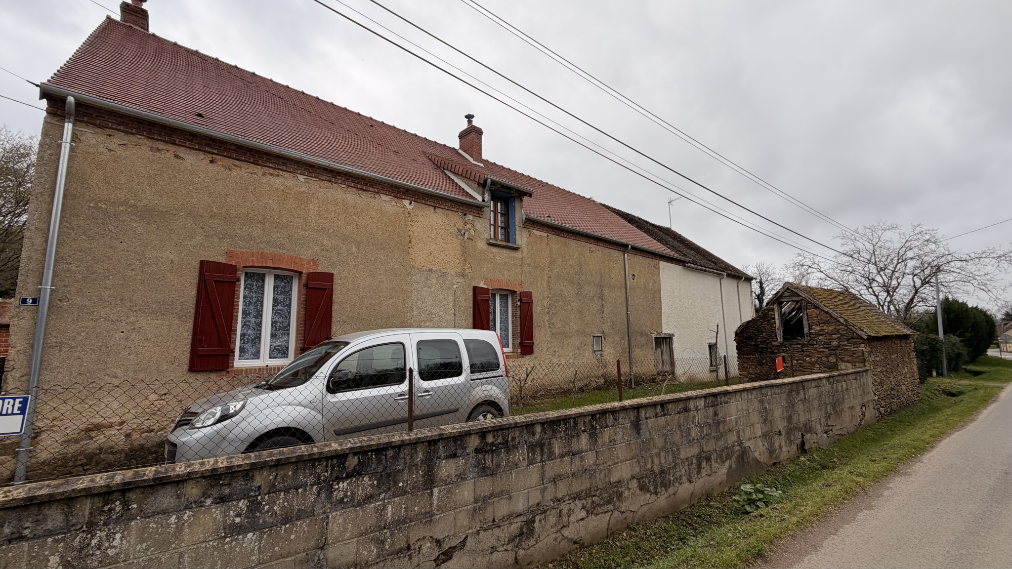 À vendre Charmante maison en pierre à Fougères (commune de