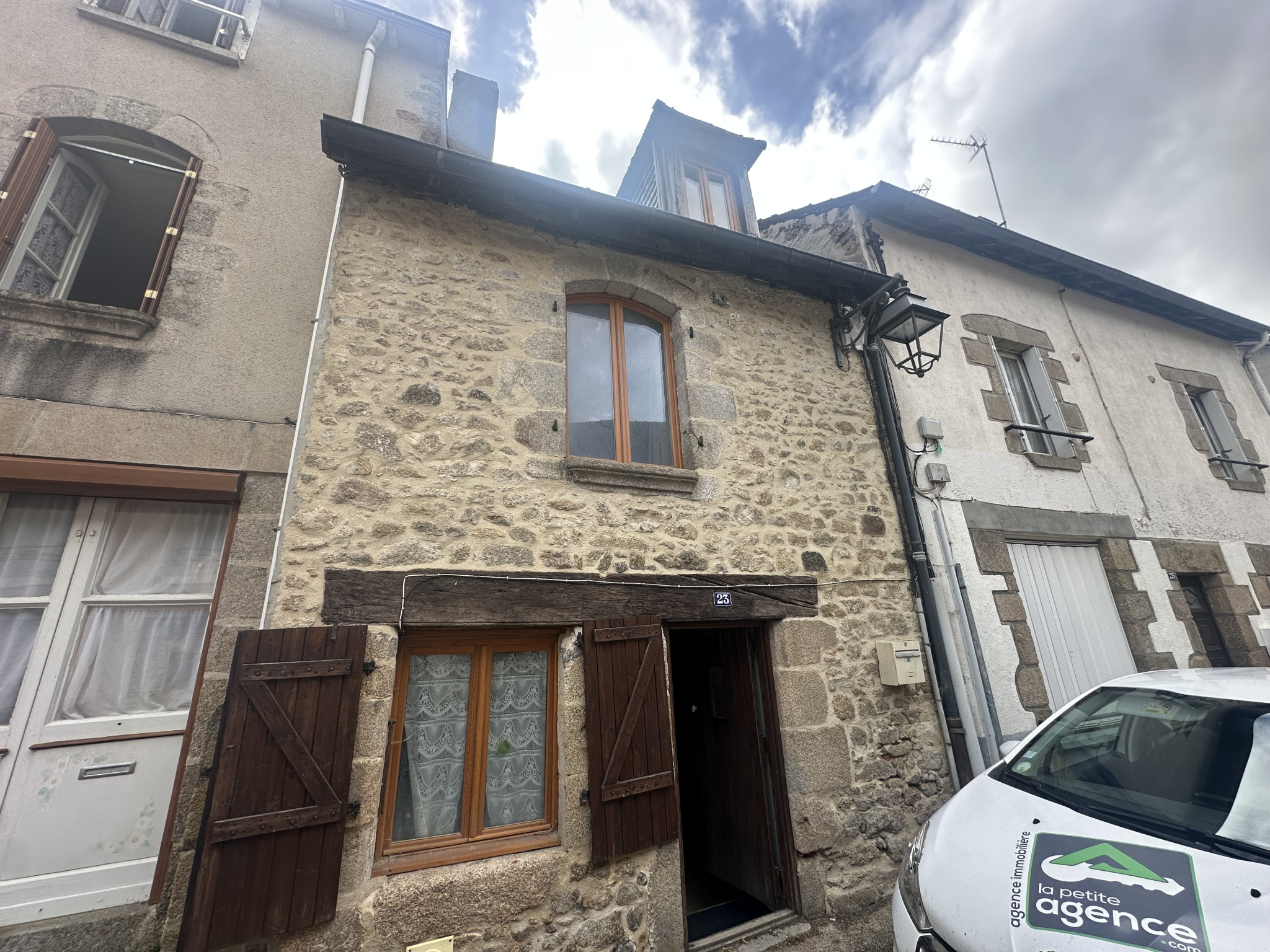 Maison en pierre avec jardinet en hyper-centre de La Souterr
