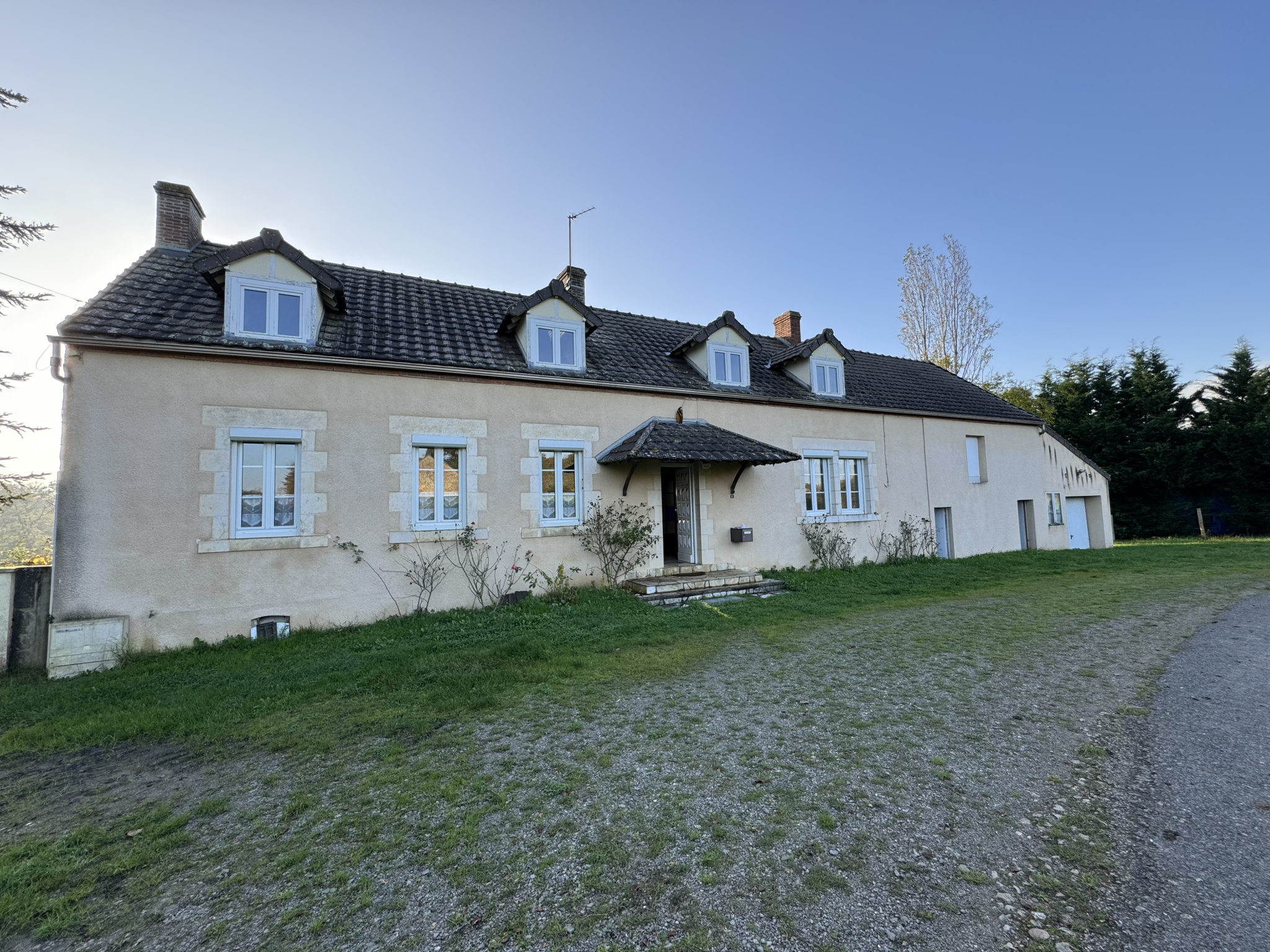 Longère spacieuse au coeur du petit village de La Prune avec